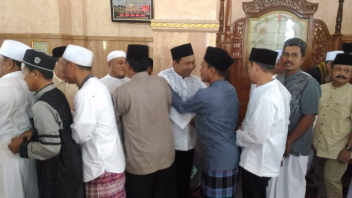 Suasana setelah salat Idul Fitri di Masjid Nur Addarojad Muara Sabak Barat