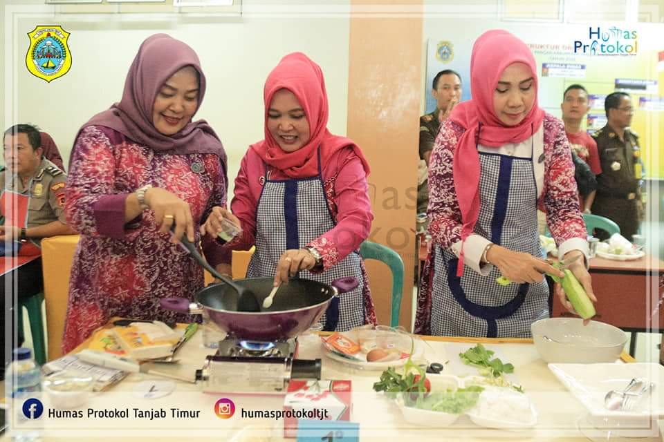 Ketua TP PKK Tanjung Jabung Timur Wirdayanti juga turun langsung ikut memasak