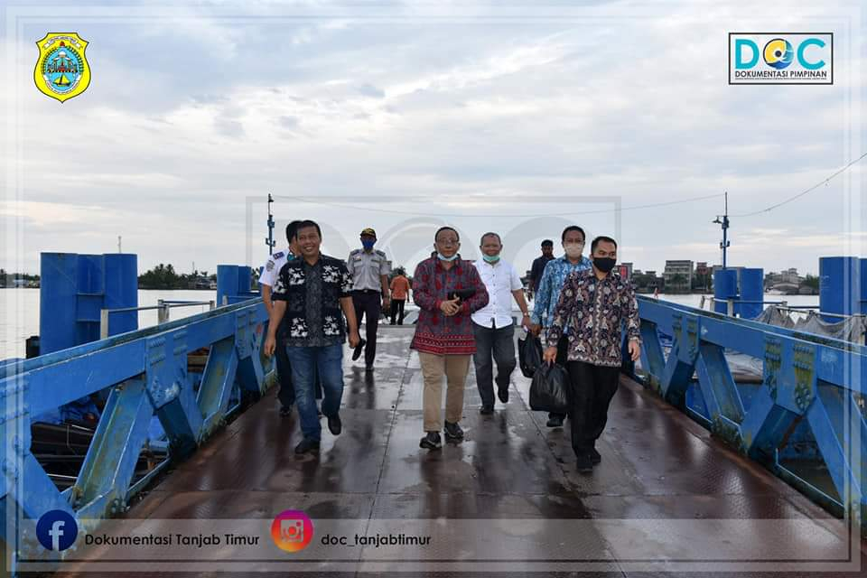 Bupati Tanjung Jabung Timur Romi Hariyanto bersama Rektor Universitas Jambi ketika menuju Kecamatan Kuala Jambi