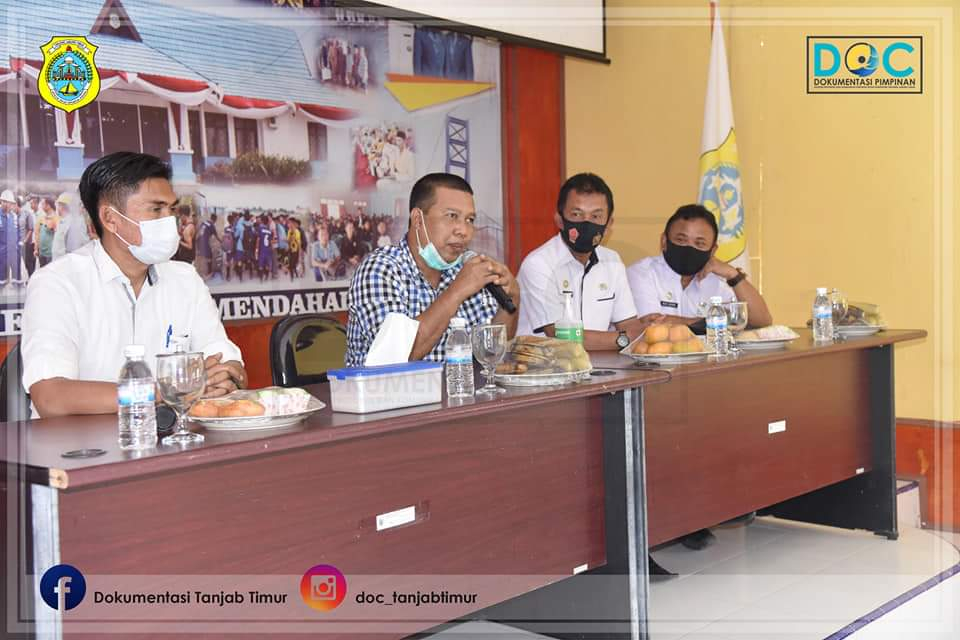 Bupati Tanjung Jabung Timur Romi Hariyanto, pamit dengan sejumlah warga 