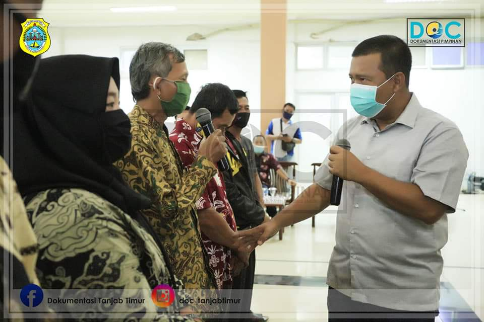 Bupati Tanjung Jabung Timur Romi Hariyanto berdialog dengan penerima SHAT terhadap Pelaku UMKM