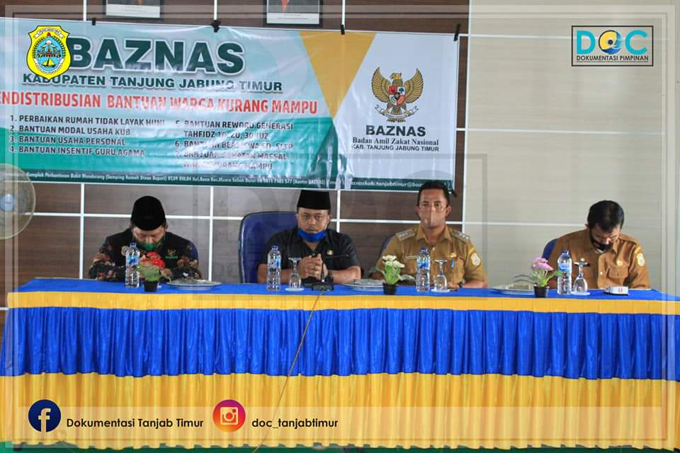 Wakil Bupati Tanjung Jabung Timur Robby Nahliyansyah saat mendampingi Baznas Kabupaten Tanjung Jabung Timur menyerahkan bantuan