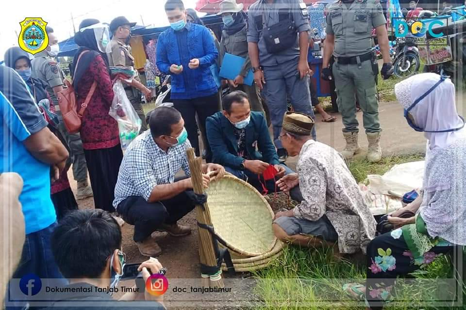 Bupati Tanjung Jabung Timur Romi Hariyanto berdialog dengan salah seorang pedagang Pasar Talang Babat