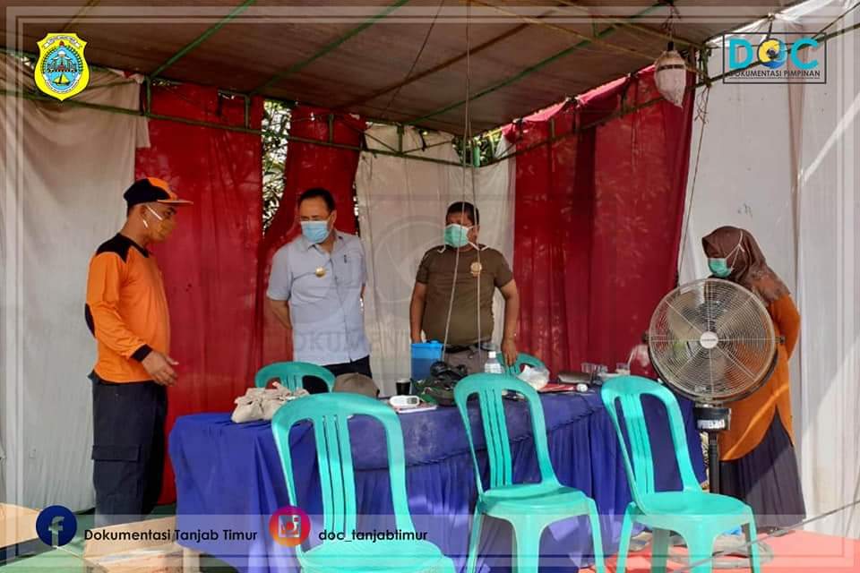 Pejabat Sementara (Pjs) Bupati Tanjung Jabung Timur, Varial Adhi Putra berdialog dengan petugas Posko Covid di Kecamatan Geragai