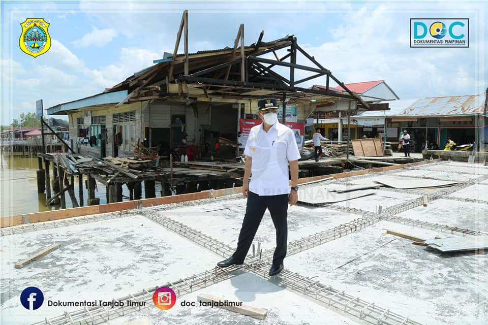 Pjs Bupati Tanjung Jabung Timur Varial Adhi Putra saat meninjau salah satu proyek pembangunan dermaga di Kecamatan Kuala Jambi