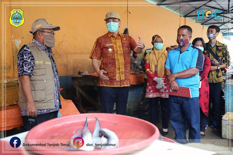 Bupati Tanjung Jabung Timur Variar Adhi Putra meninjau pasar Talang Babat Muara Sabak Barat dan berdialog dengan warga