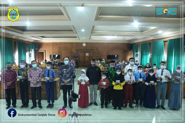Foto bersama Bupati Tanjung Jabung Timur Varial Adhi Putra dengan para siswa penerima bea siswa