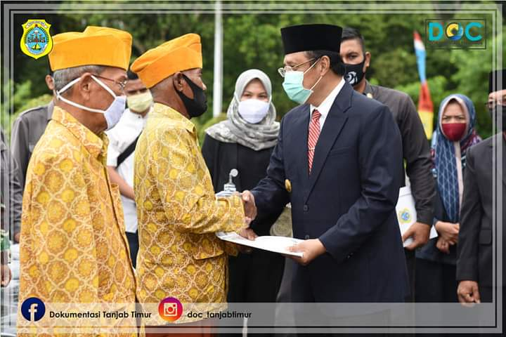 Bupati Tanjung Jabung Timur Varial Adhi Putra bersalaman dengan peserta upacara