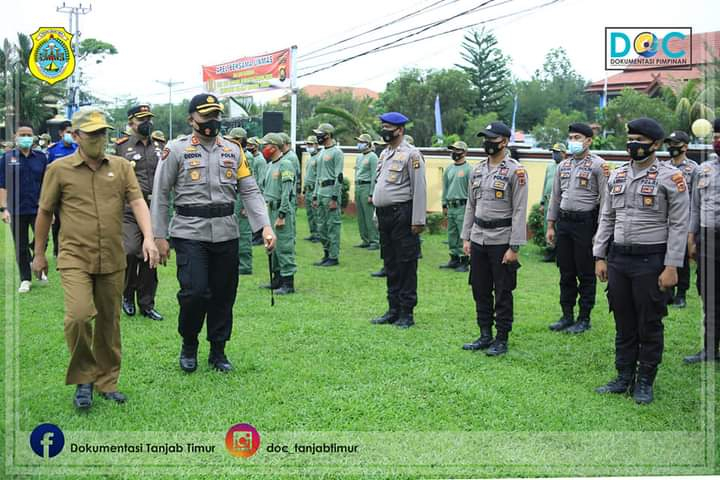Sekda Kabupaten Tanjung Jabung Timur, Sapril bersama Kapolres Tanjung Jabung Timur memeriksa pasukan 