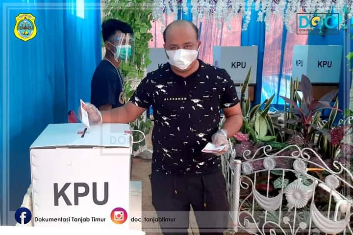 Wakil Bupati Tanjung Jabung Timur Robby Nahliyansyah melakukan pencoblosan di TPS 2 Sungai Tawar