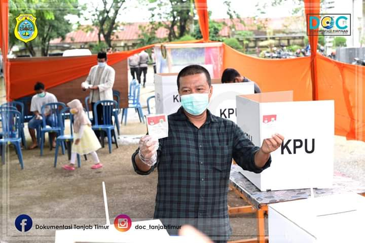 Bupati Tanjung JabungTimur Romi Hariyanto memperlihatkan kertas suara kepada sejumlah awak media sebelum pencoblosan 