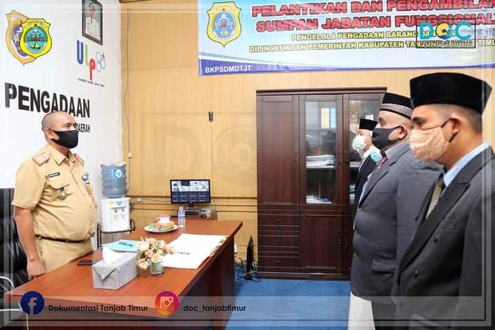Asisten Administrasi Umum Setda Asman Daydy melantik dan mengambil sumpah pejabat fungsional pengelola pengadaan barang dan jasa 