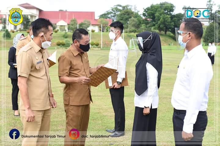 sekretaris Daerah Kabupaten Tanjung Jabung Timur, Sapril menyerahkan SK CPNS dan berdialog dengan perwakilan CPNS 