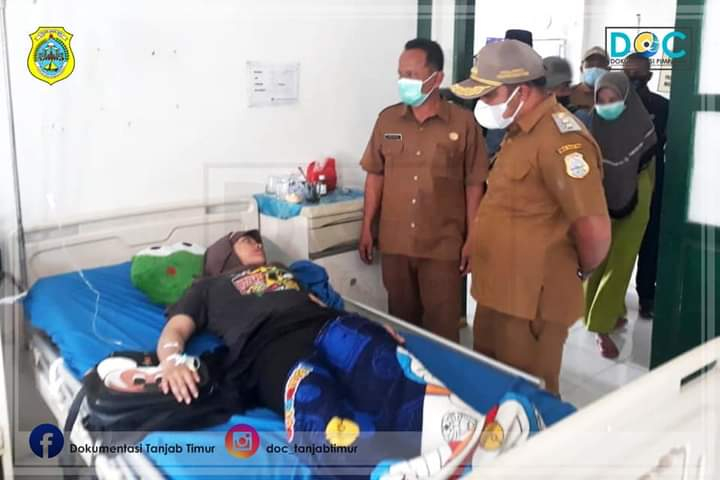 Wakil Bupati Tanjung Jabung Timur Robby Nahliyansyah berdialog dengan pasien yang dirawat di Puskesmas Rantau Rasau