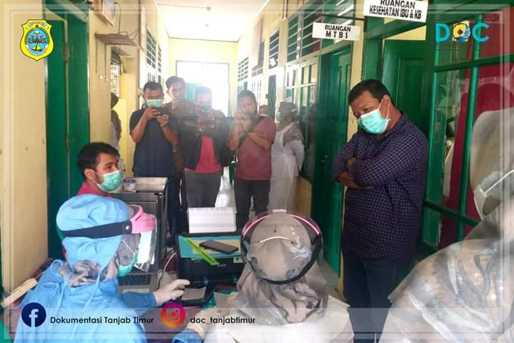 Bupati Tanjung Jabung Timur Romi Hariyanto menyempatkan berdialog dengan petugas kesehatan yang akan melakukan penyuntikan Vaksin terhadap Tenaga Kesehatan di Puskesmas Simpang Tuan