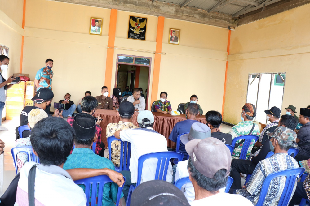 Bupati Tanjung Jabung Timur Romi Hariyanto menyampaikan sambutanya pada acara penyerahan bantuan pupuk organik di Kantor Desa Jati Mulyo Kecamatan Dendang