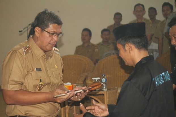 Bupati Tanjung Jabung Timur Ambo Tang menyerahkan secara simbolis keris kepada tim juri