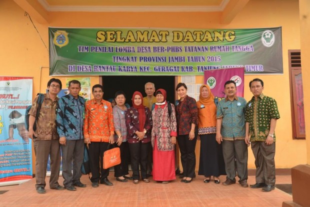 Ketua TP PKK Tanjab Timur Sri Ningsih Puspita Ambo Tang berfoto bersama dengan tim penilai lomba desa ber-PHBS Tingkat Provinsi Jambi