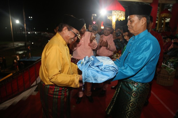 Wagub Jambi Fachrori Umar menyerahkan bendera MTQ kepada Pemkab Batang Hari