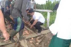 Bupati Tanjabtim, H Zumi Zola Zulkifli, ikut Membantu Masyarakatnya Memperbaiki Jembatan