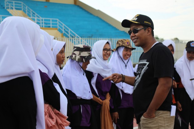 Bupati Tanjung Jabung Timur Romi Hariyanto saat memberikan pertanyaan kepada penari massal
