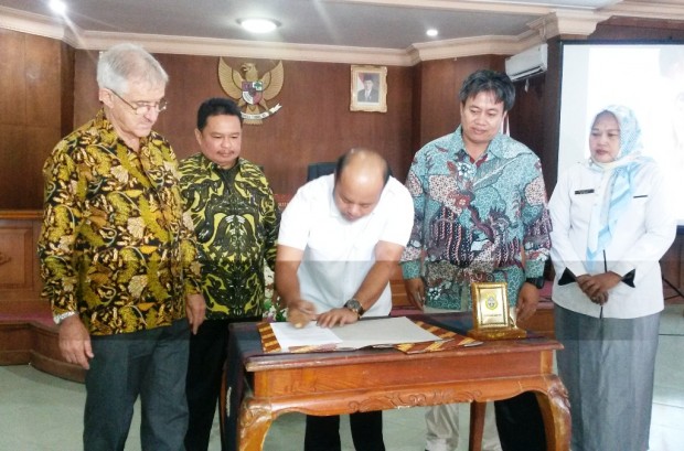Wakil Bupati Tanjung Jabung Timur Robby Nahliansyah menandatangani MoU bersama Tanoto Fondation