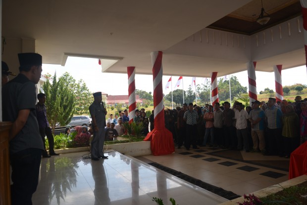 Wakil Bupati Tanjung Jabung Timur Robby Nahliansyah menyampaikan arahannya saat apel jumat 