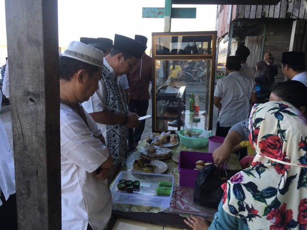 Bupati Tanjung Jabung Timur Romi Hariyanto saat membeli aneka kue dan makan buka puasa di Kecamatan Kuala Jambi