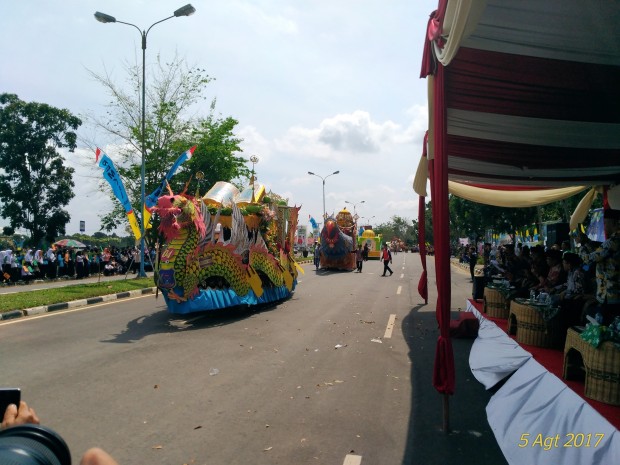 Tampak Wakil Bupati Tanjab Timur Robby Nahliansyah sempat mengabadikan tampilan dari beberapa pawai mobil hias