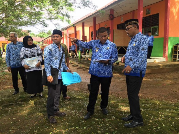 Bupati Tanjung Jabung Timur Romi Hariyanto saat meninjau SMPN 21 Tanjung Jabung Timur
