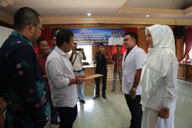 Bupati Tanjung Jabung Timur Romi Hariyanto menyerahkan secara simbolis SK CPNS kepada perwakilan PTT Kesehatan
