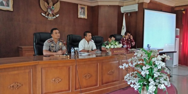 Bupati Tanjung Jabung Timur Romi Hariyanto saat membuka acara sosialisasi pencegahan Karhutla tahun 2018