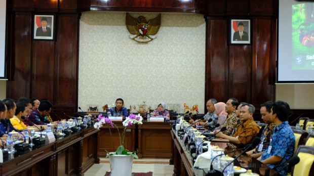 Bupati Tanjung Jabung Timur Romi Hariyanto bersama Walikota Surabaya Tri Rismaharini 