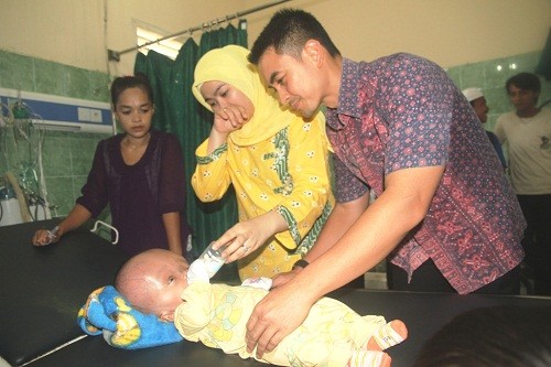 Bupati Tanjab Timur H Zumi Zola dan istri Hj Sherrin Tharia saat menjenguk Ambo Asse