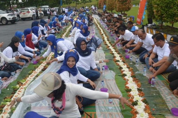Bupati dan Wakil Bupati Tanjab Timur tampak ikut makan nasi liwet bersama