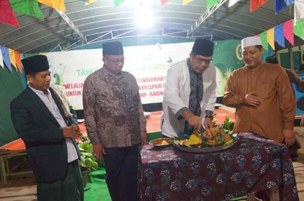 Bupati Tanjung Jabung Timur Ambo Tang memotong tumpeng memeriahkan Tahun Baru Islam