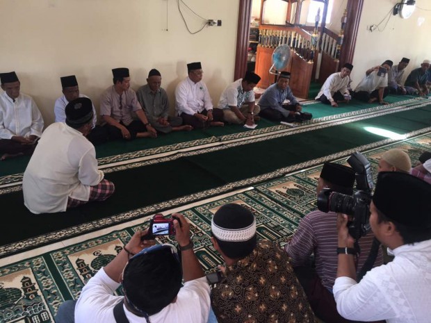 Bupati Tanjung Jabung Timur Romi Hariyanto saat berdialog dengan warga Kecamatan Kuala Jambi