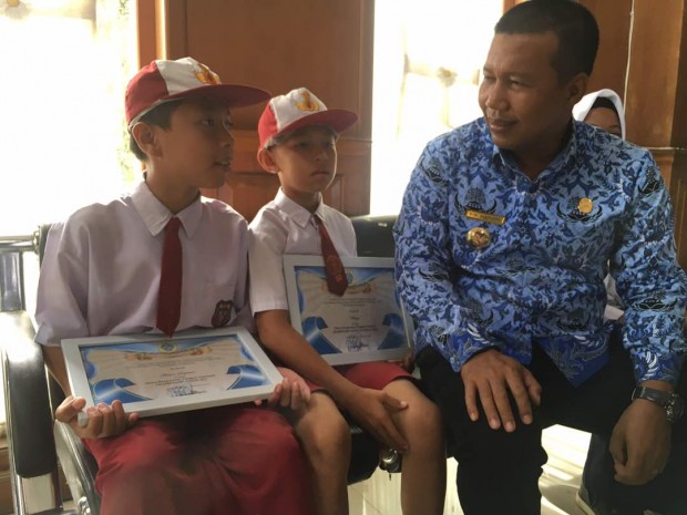 Bupati Tanjung Jabung Timur sedang bercengkrama dengan siswa berprestasi dari Kabupaten Tanjung Jabung Timur