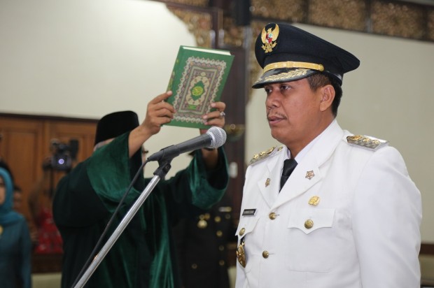 Ambo Tang saat diambil sumpah pada Pelantikan Bupati Tanjung Jabung Timur sisa bakti 2011-2016