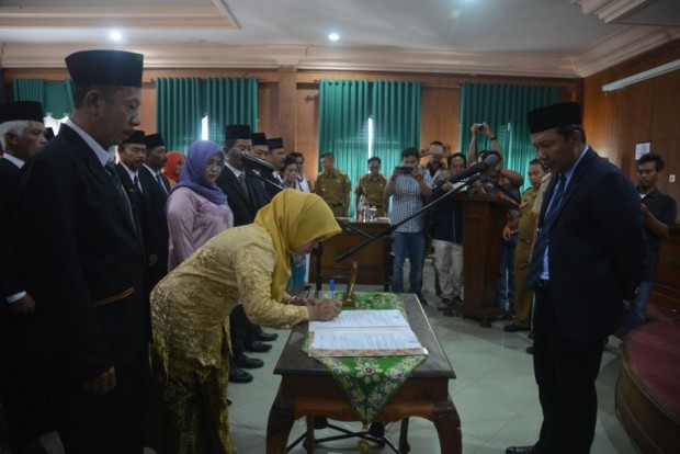 Perwakilan Kepala Sekolah menandatangani surat pernyataan dihadapan Bupati Tanjung Jabung Timur