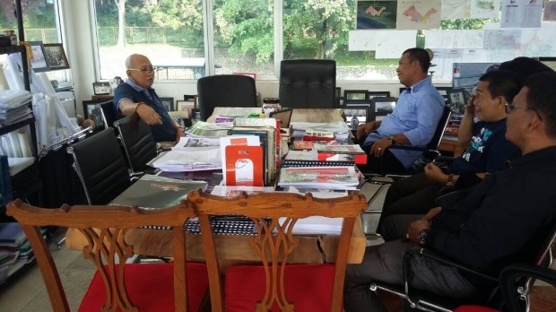 Bupati Tanjung Jabung Timur Romi Hariyanto saat berdiskusi dengan Tinton Soeprapto di Jakarta