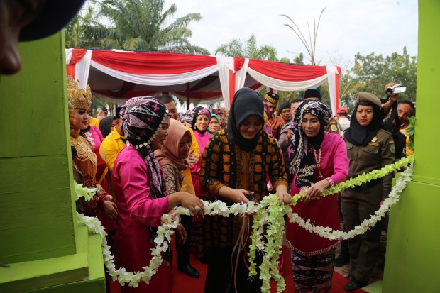 Ketua Dekranasda Provinsi Jambi Sherrin Tharia memotong pita tanda dibuka stand pameran dan bazar MTQ ke 47 Tingkat Provinsi Jambi