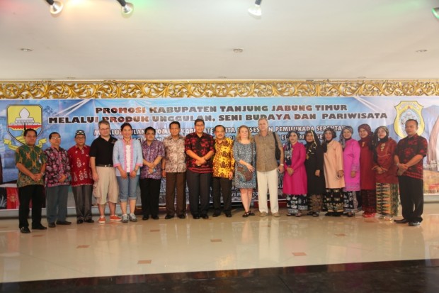 Bupati berfoto bersama para undangan dan wisatawan asal Perancis