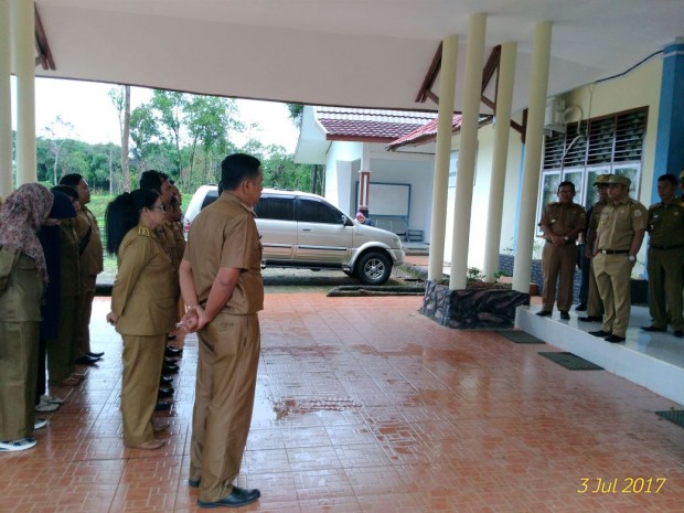 Wabup Tanjab Timur Robby Nahliansyah memberikan arahan saat sidak