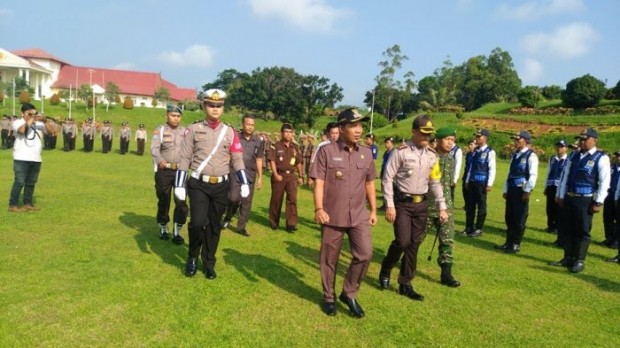 Bupati Tanjab Timur Romi Hariyanto saat engecek pasukan operasi ketupat tahun 2018