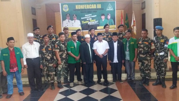 Wabup Robby Nahliansyah bersama anggota Ansor berfoto bersama
