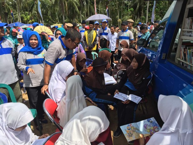 TampakBupati Tanjung Jabung Timur Romi Hariyanto melihat salah satu kegiatan pada peringatan BBGRM di Kecamatan Nipah Panjang
