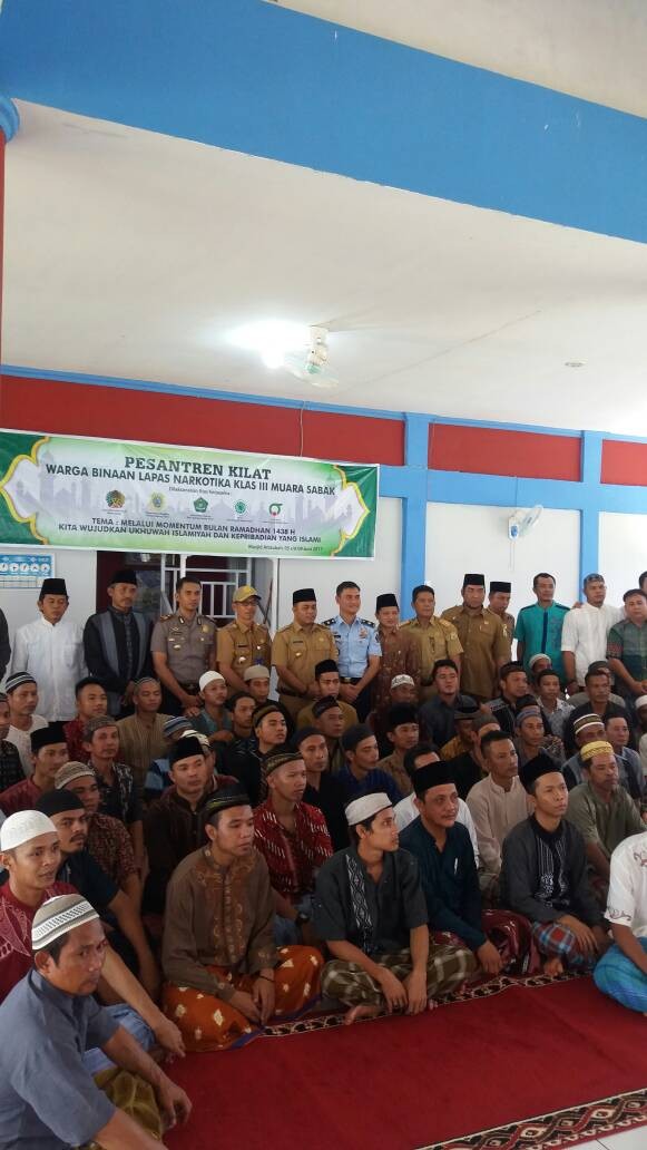Wakil Bupati Tanjung Jabung Timur Robby Nahliansyah berfoto bersama dengan warga binaan di Lapas kelas III Muara Sabak