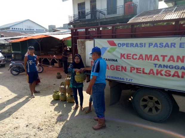 Tampak saat pemberian gas pada operasi pasar beberapa waktu lalu