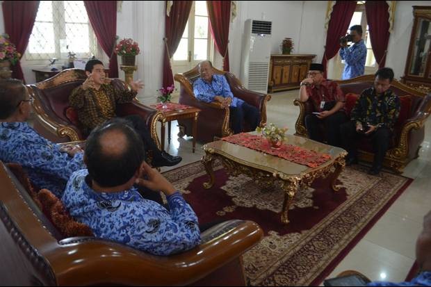 Menteri Pendayagunaan Aparatur Negara dan Reformasi Birokrasi Yuddy Chisnandi berbincang dengan Bupati Majalengka Sutrisno dan para pejabat setempat, Jumat (17/6/2016). (Ade Nurjanah)